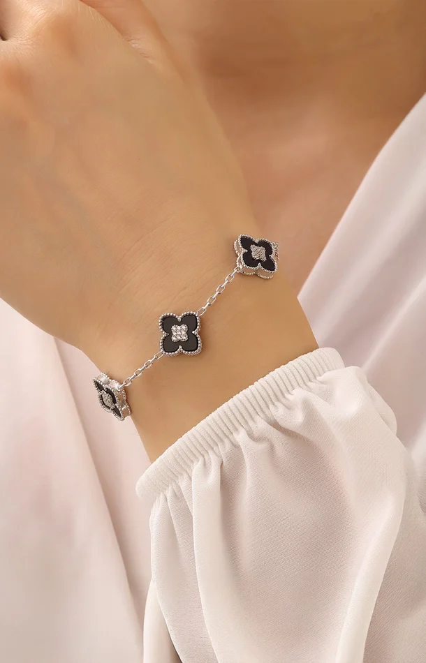 Bracelet argenté avec trèfles – Zircon & nacre – Noir