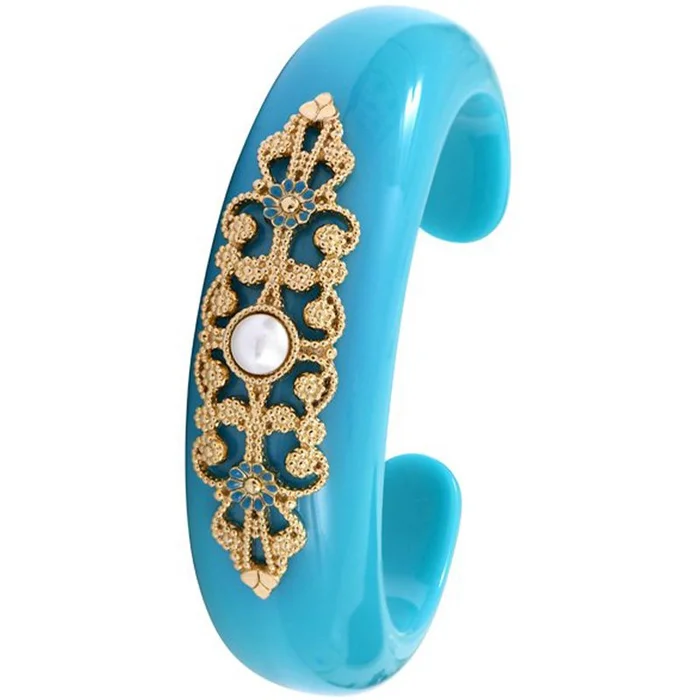 Manchette Amelita – Métal doré à l’or jaune 14 carats, cabochon nacré, & résine